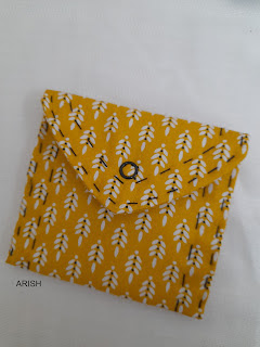 Carterita amarilla con bastas en hilo negro para llevar el billete de transporte